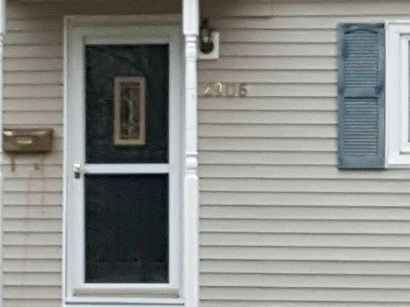 2nd image of 2906 Belknap Ave NE