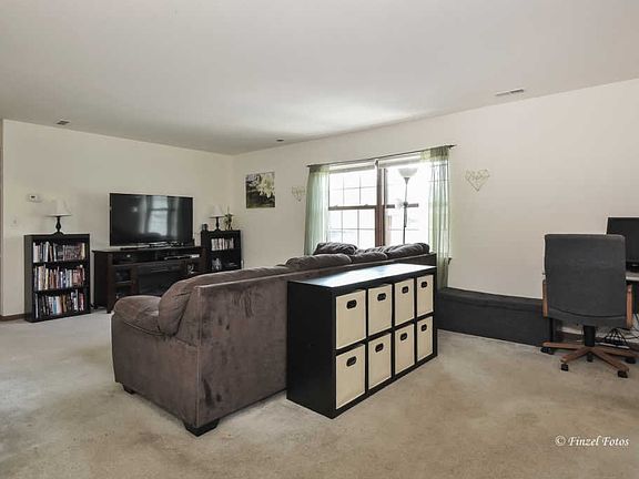 4th image of 1170 Greenwood Cir Unit 1170