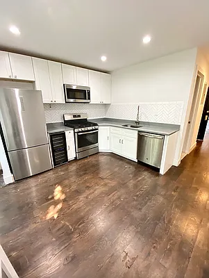 Rented by Essence Realty LLC | media 18
