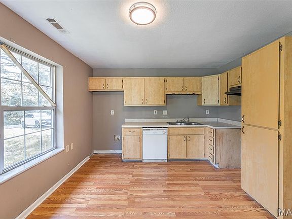 4th image of 202 Mountain Ash Ln