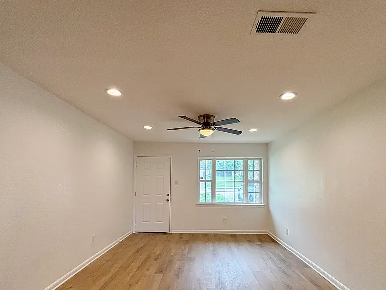 1304 Curtis Dr — Photo 4