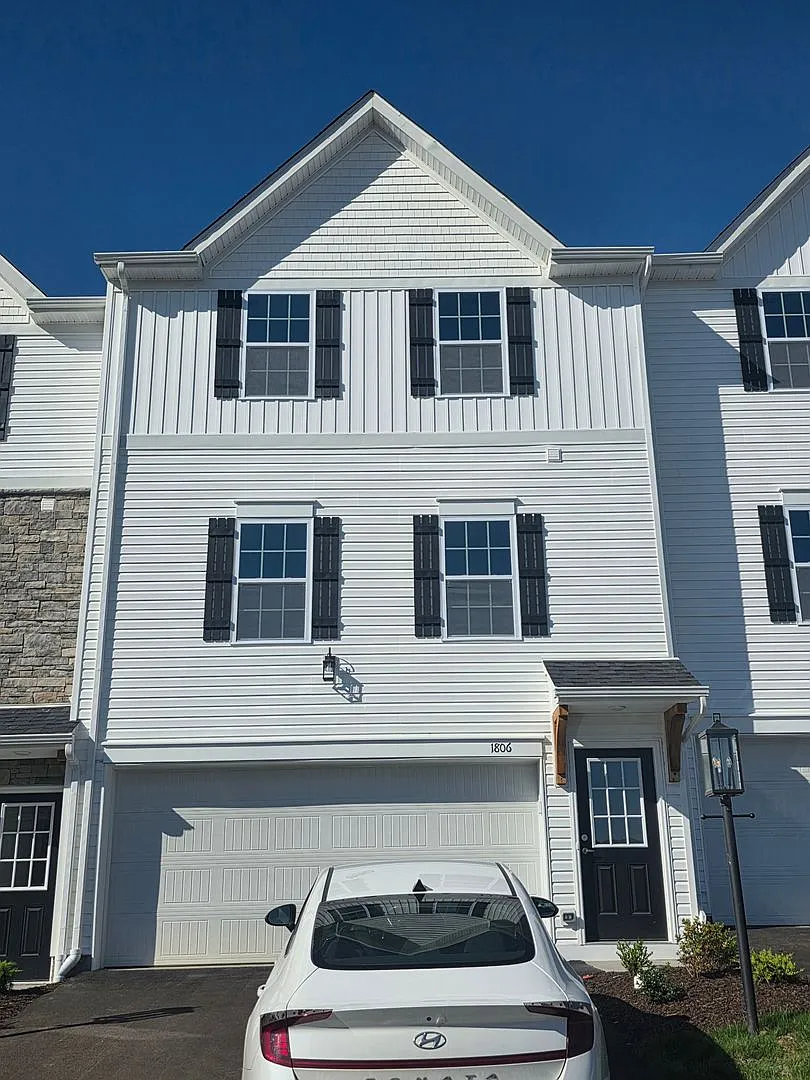 Brand-new townhome with modern finishes, flexible living space, and low-maintenance living. — Photo 2
