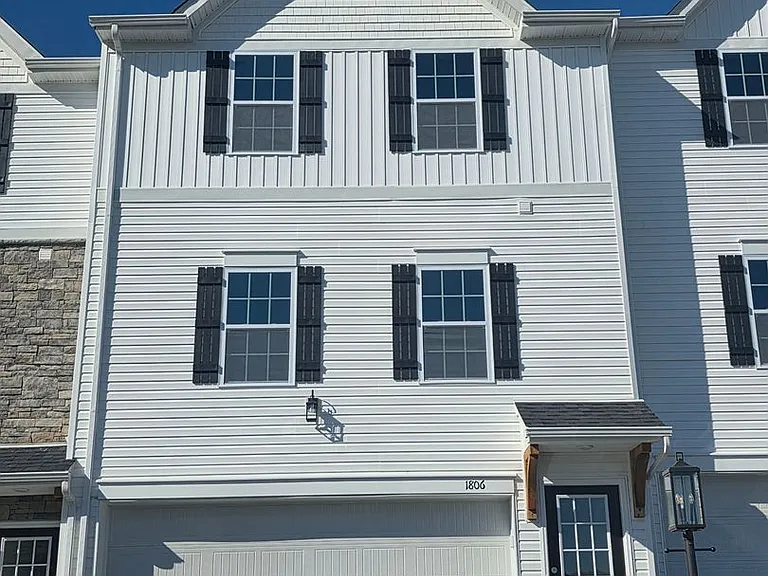 1806 Canterbury Dr — Photo 2