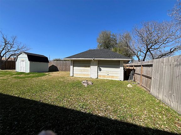 2nd image of 233 E Vaughn Ln