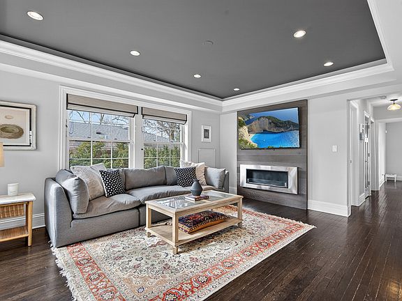 2nd image of 2208 Wilmette Ave