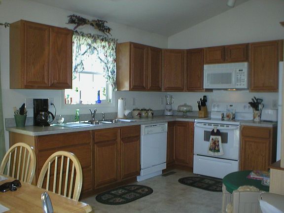 Kitchen w/vaulted ceiling