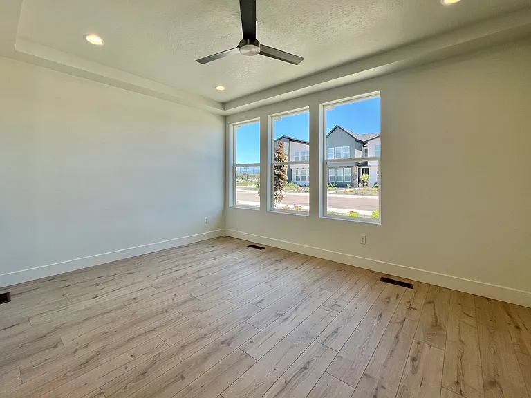 1431 N Meadowglen Ave — Photo 5