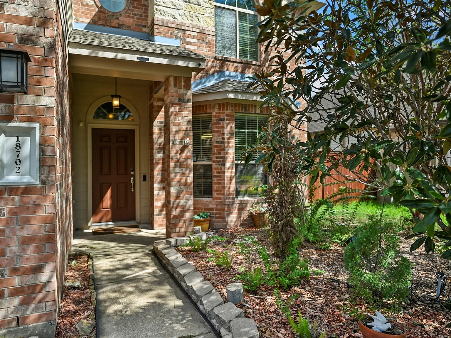 4 bed, 2.5 bath, 2306 sqft, $2,500 — Photo 2