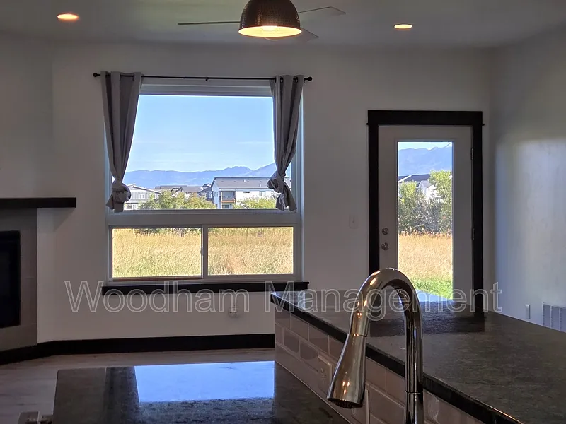 3 bed, 2.5 bath, 2215 sqft, $3,500 — Photo 2