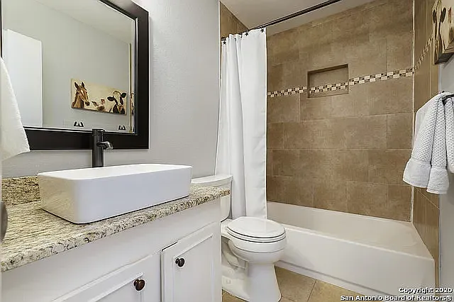 3 bed, 1880 sqft, $2,200 — Photo 2