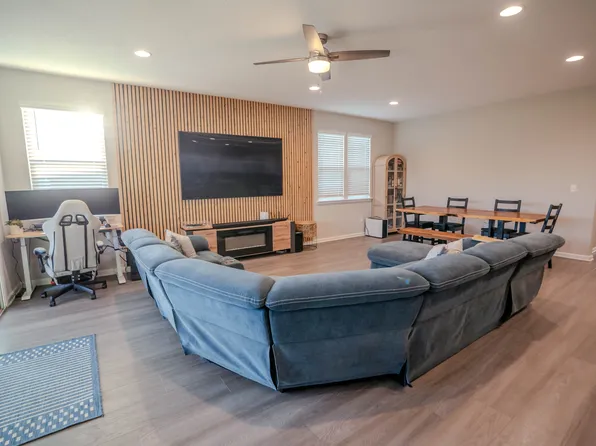 2911 Farmall Dr, Jacksonville, FL 32226