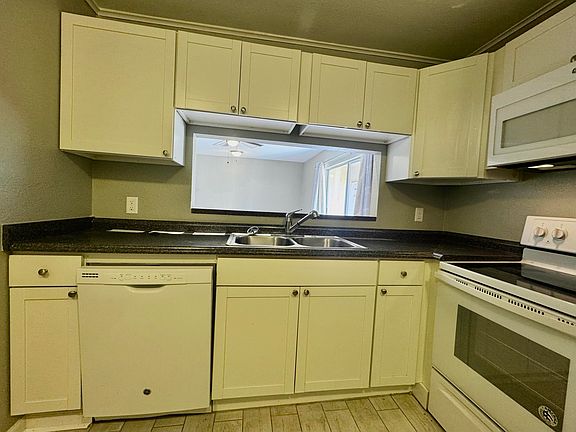 5th image of 401 Marshall Ct NW Unit 2