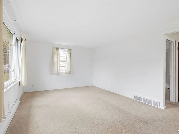 4th image of 204 Clark Ln