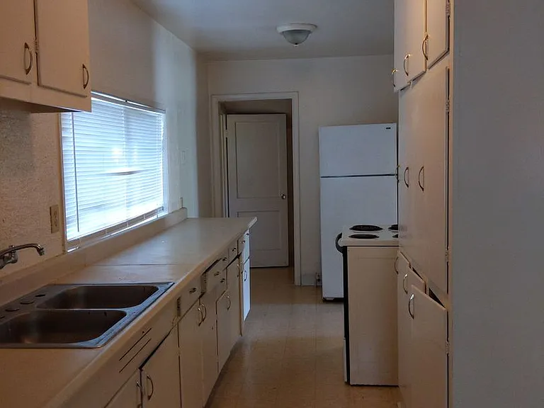 330 Howard Ave — Photo 15