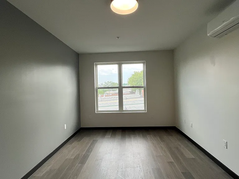 130-132 Mallory Ave #402 — Photo 10