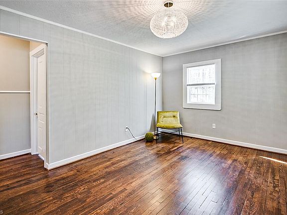 2nd image of 1039 Robbins St