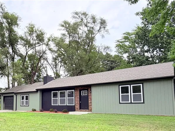 605 NE Douglas St, Lees Summit, MO 64063