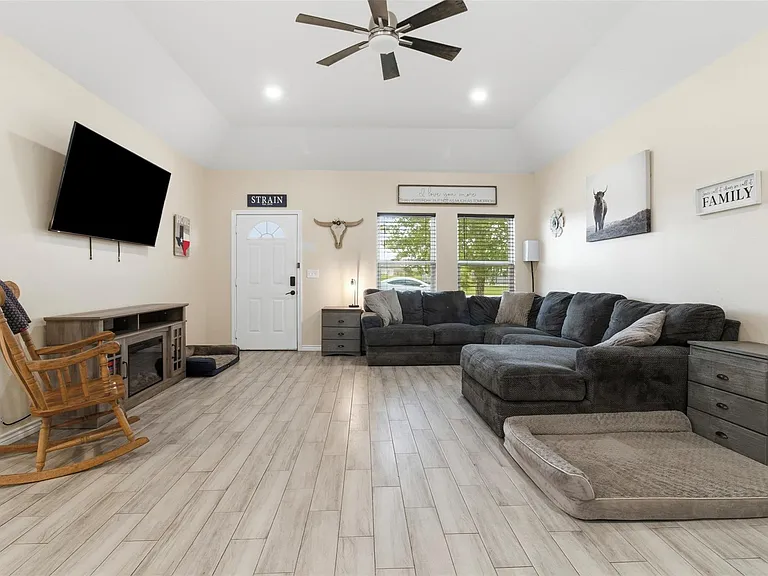 16529 Kingsbury Dr — Photo 4
