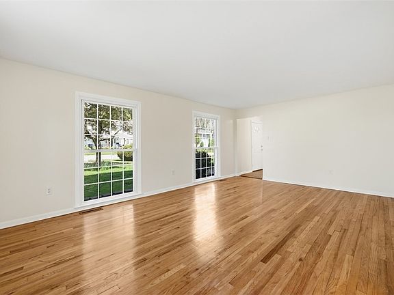 3rd image of 123 Point Vue Dr