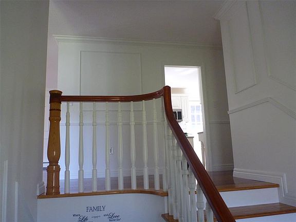 4th image of 33 Pondside Road