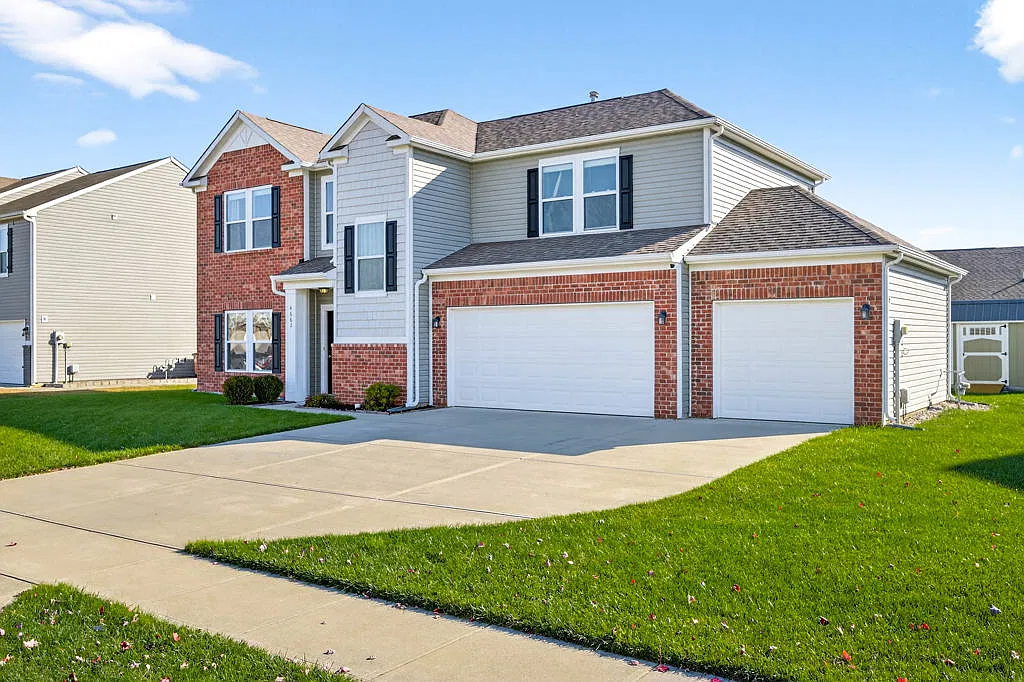Retreat at Bayview: Furnished 4-Bedroom with 3-Car Garage, Minutes from Cummins — Photo 4