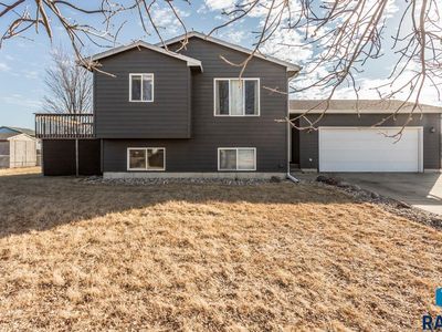 706 Almond Ave, Harrisburg, SD, 57032
