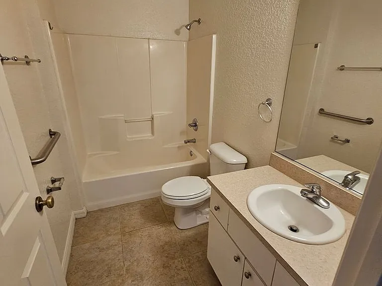 531 NE 28th Ave #200 — Photo 9