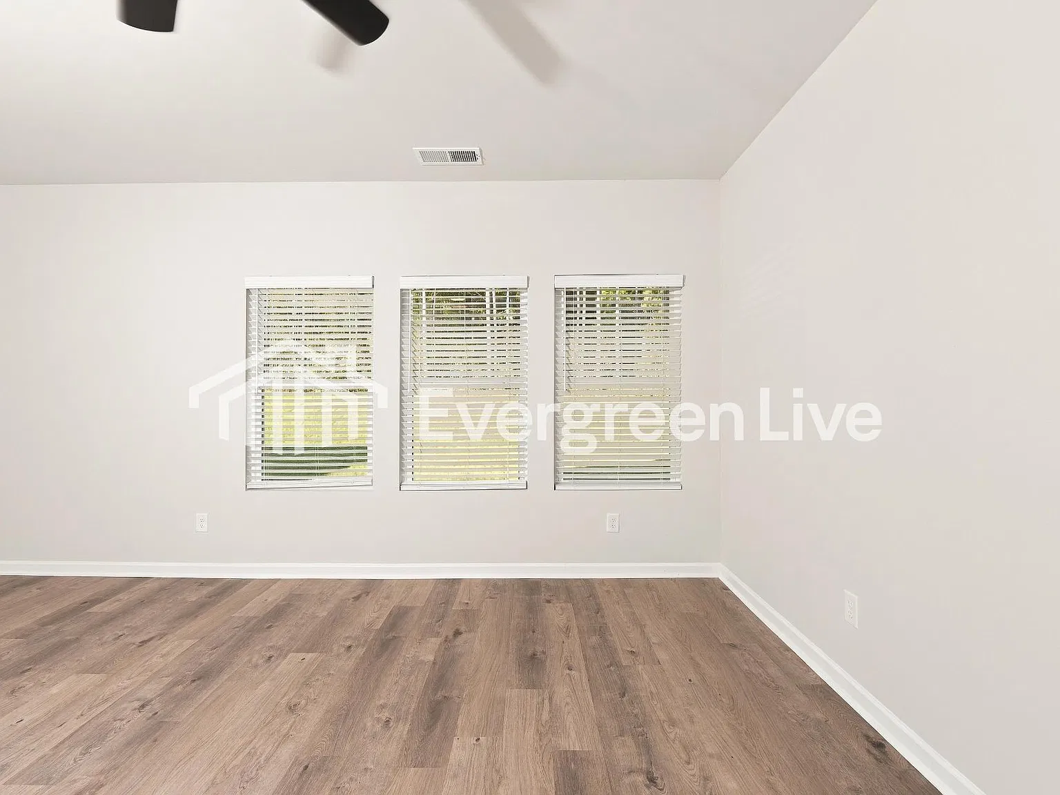 3 bed, 2.5 bath, 1689 sqft, $1,555 — Photo 3