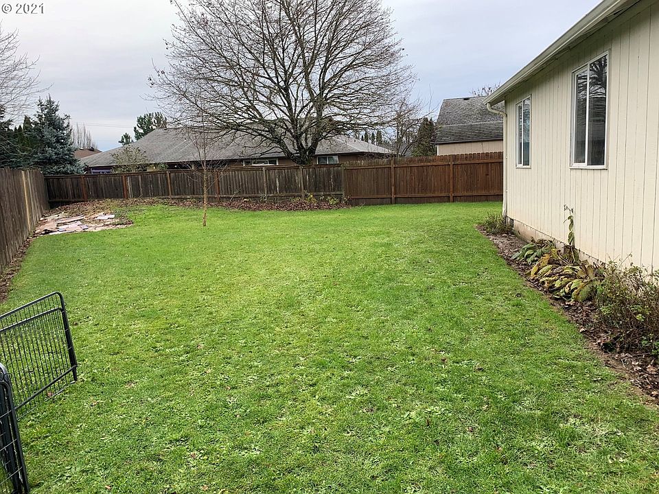 2nd image of 416 NE Clark Ct