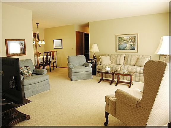 Open feel between dining, li