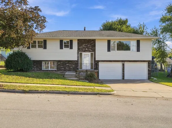 2210 Southway Dr, Dubuque, IA 52002