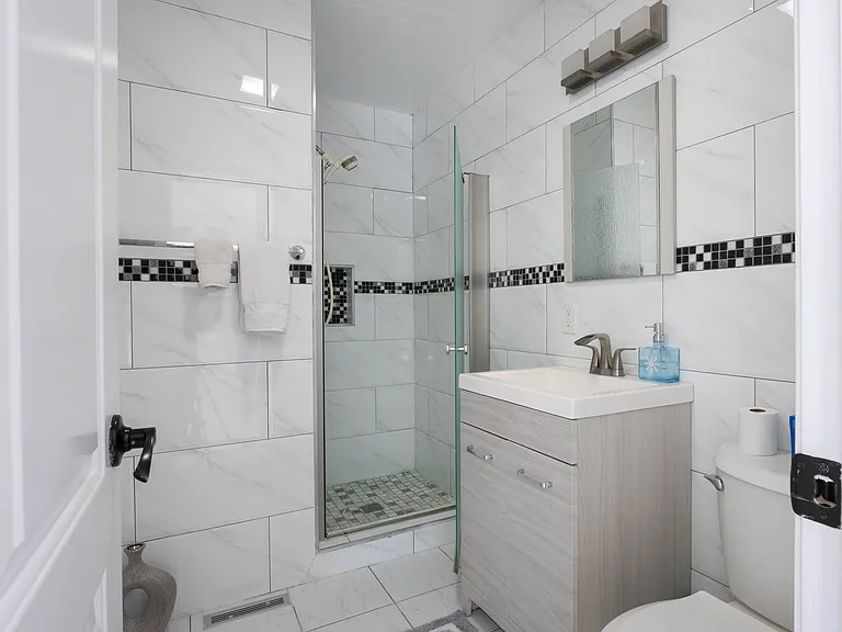 16 Hollyoak Ave — Photo 13