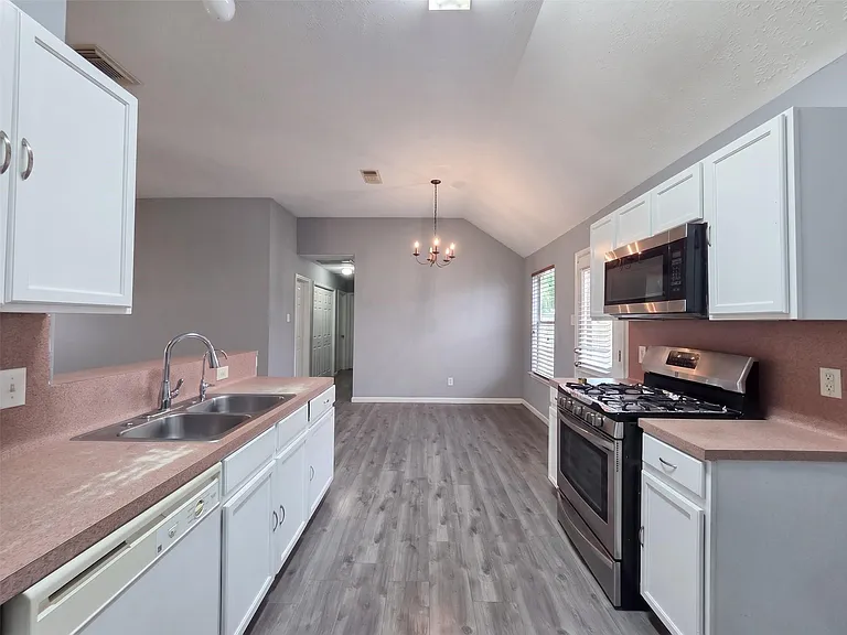 638 Aldenwick Ln — Photo 9