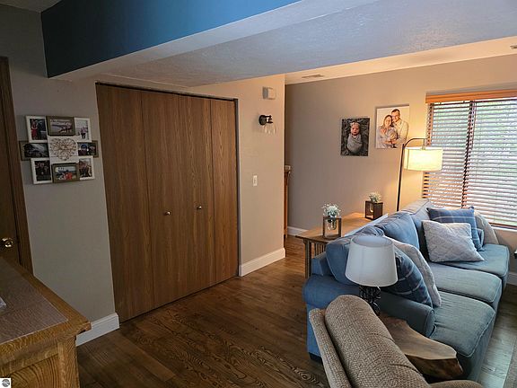 4th image of 3913 Emily Ln
