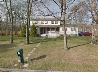 31 Margin Dr W, Shirley, NY 11967