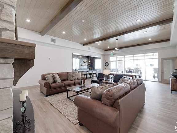 Clubhouse, lounge