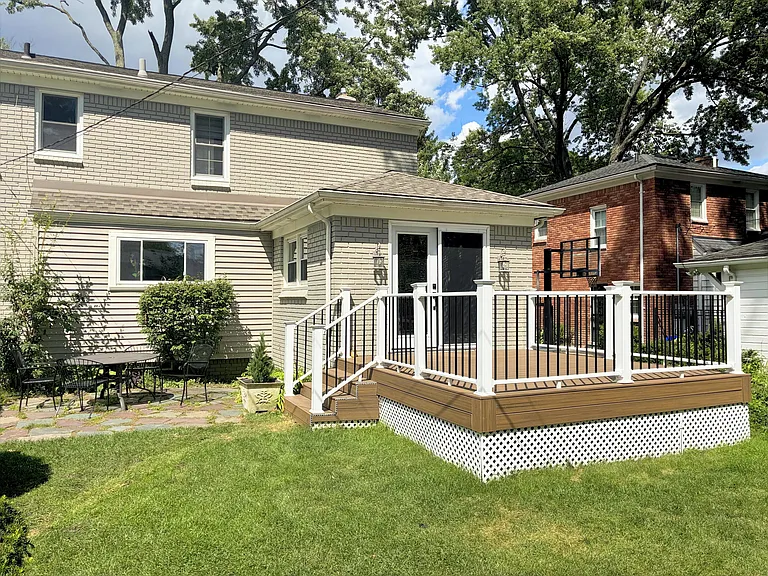 906 Putney St — Photo 2