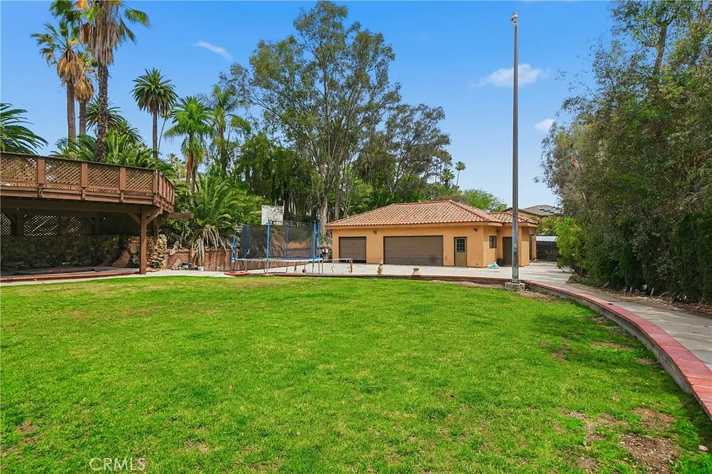 5 bed, 4766 sqft, $6,250 — Photo 2