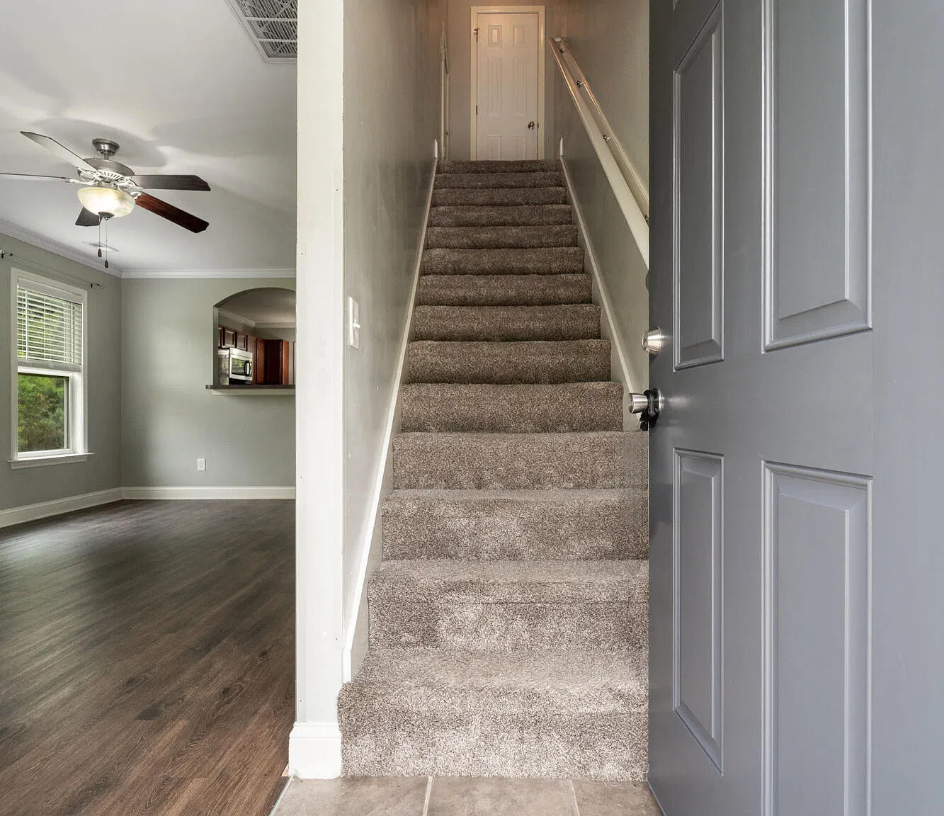 3 bed, 3.0 bath, 1096 sqft, $1,395 — Photo 2