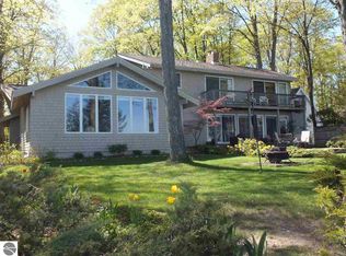 191 S Nanagosa Trl, Suttons Bay, MI 49682