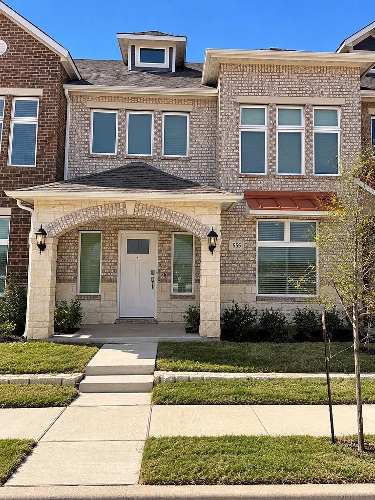 555 Lovers Ln — Photo 1