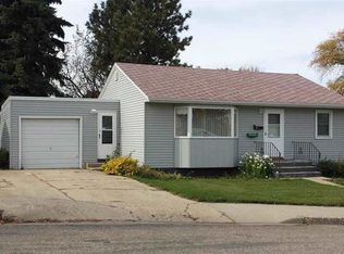 141 25th St SW, Minot, ND 58701