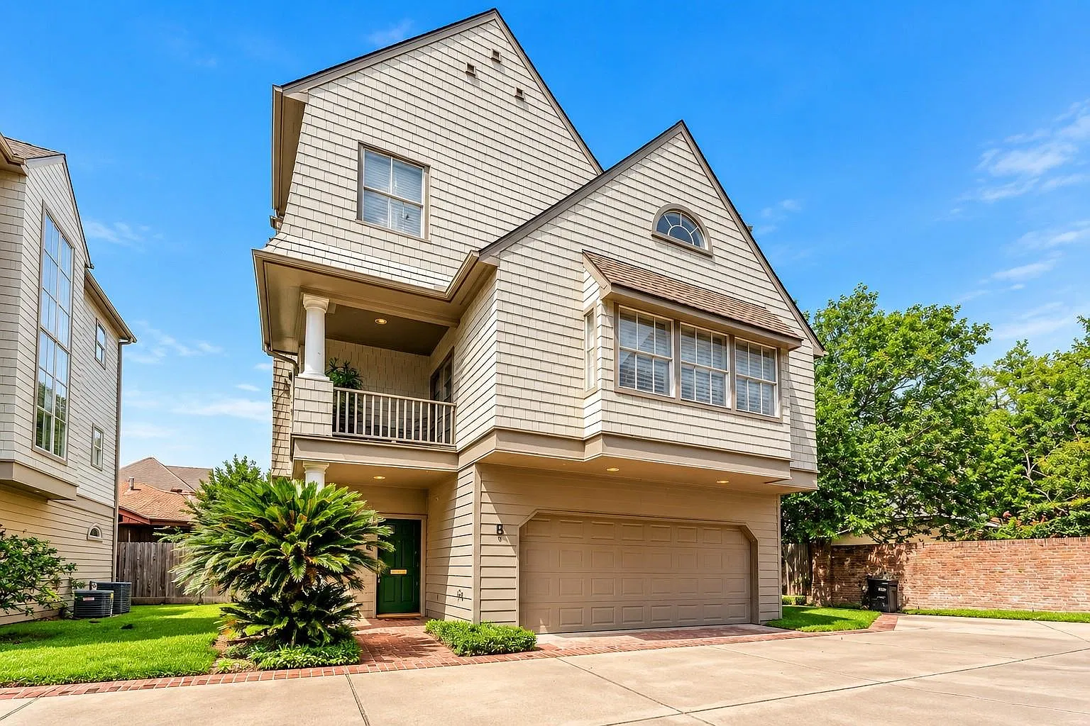 3 bed, 3.0 bath, 2636 sqft, $3,800 — Photo 2