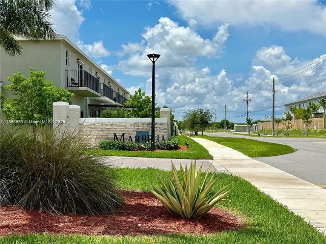 4 bed, 2.5 bath, 1826 sqft, $3,200 — Photo 3