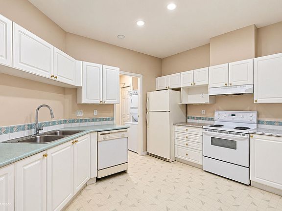 4th image of 10320 156th St #109