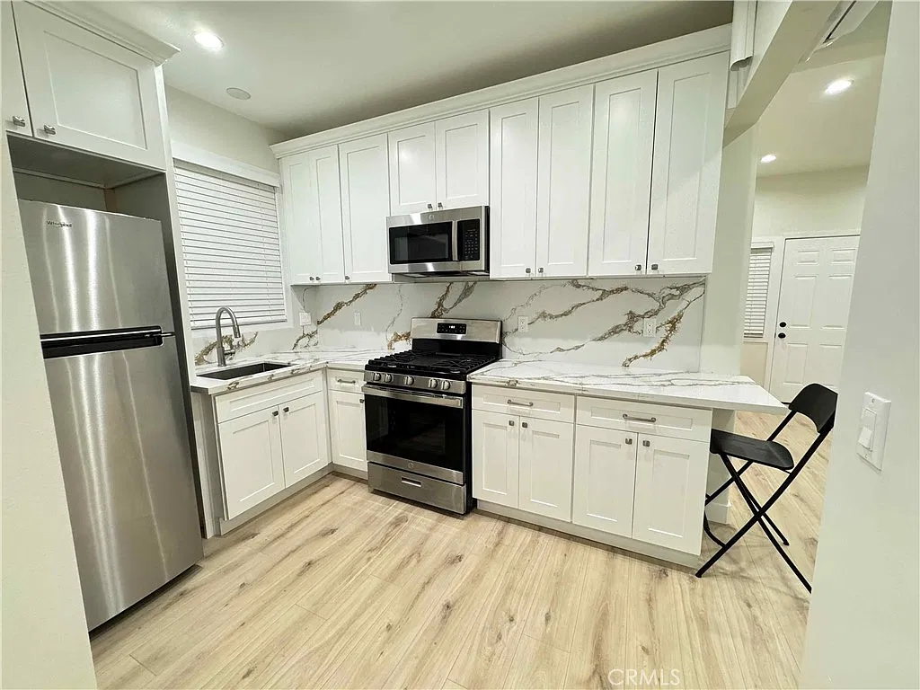 1 bed, 389 sqft, $2,100 — Photo 1