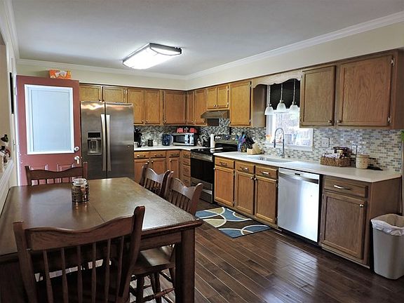 3rd image of 999 Parkview Dr