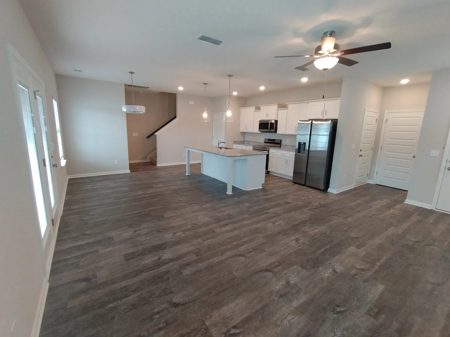 3 bed, 2.5 bath, 1811 sqft, $2,300 — Photo 2