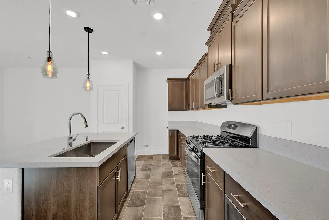 3 bed, 2.5 bath, 1868 sqft, $3,175 — Photo 3