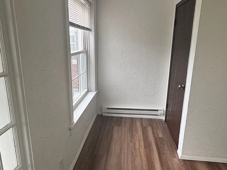2112-2118 N Linn St — Photo 5